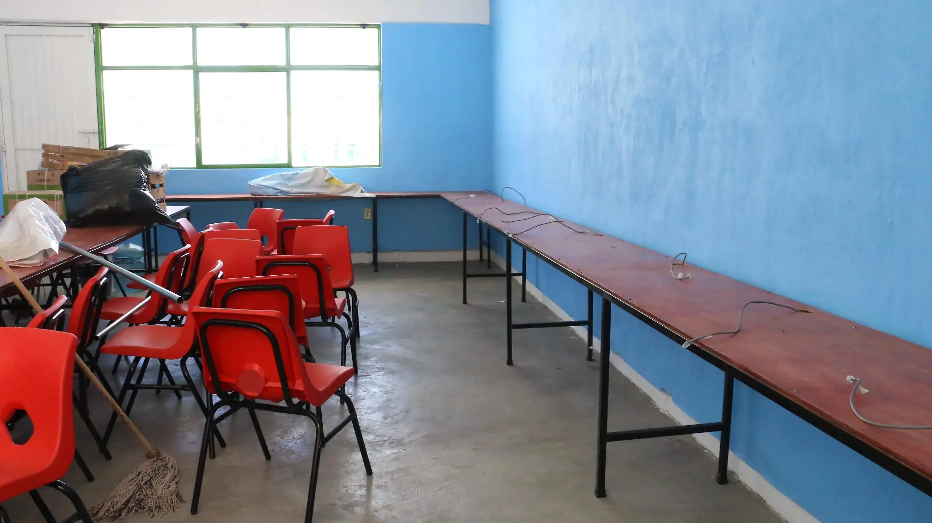 salon de clase clases salón mesabancos mesa bancos pupitre pupitres escuela pública 